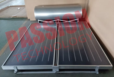 250 L alto calentador de agua solar eficiente de la placa plana con el soporte de acero galvanizado dos colectores
